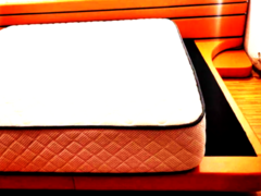 Pat matrimonial cu saltea Mobexpert, latime 1,80 m, lenjerie, covor